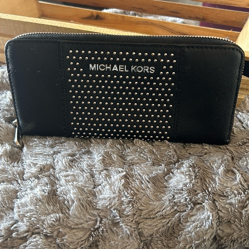 Michael Kors zip wallet- silver hardware